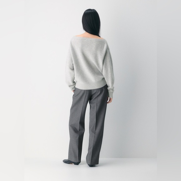 Aritzia Essential Cashmere Relaxed Boatneck Sweater - Picture 2 of 11